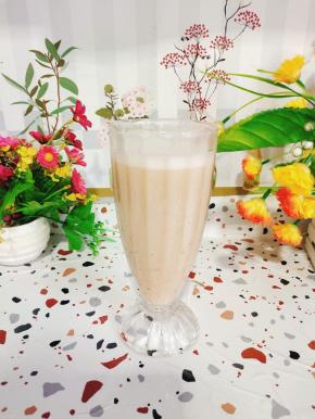 打好的红枣豆浆，浓浓的红枣味儿，特别好喝！不用过滤，如果感觉有点浓稠的也可以加入适量开水，搅拌均匀，稀释一下！