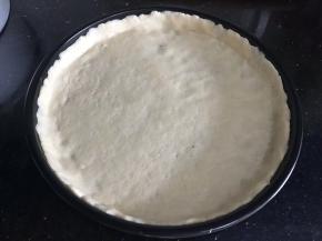 放在披萨盘上，铺满披萨盘