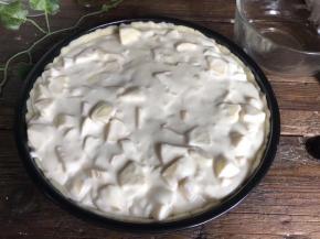 再将拌好的鲜奶油苹果放在派皮上面