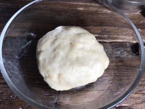 再加入派皮所需的清水，揉成光滑面团，密封醒半小时左右