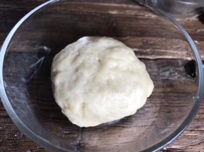 再加入派皮所需的清水，揉成光滑面团，密封醒半小时左右