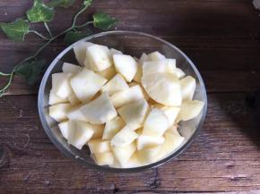 苹果去皮去核，切成小丁备用