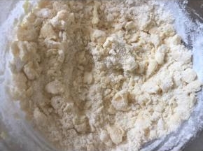 加入派皮的面粉，拌匀或者用手拌搓成颗粒状