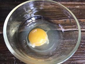 鸡蛋打入碗中，搅打成蛋液备用