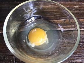 鸡蛋打入碗中，搅打成蛋液备用