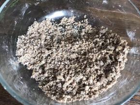 派的颗粒食材混合均匀，搓成颗粒状备用