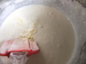 分次加入鸡蛋液，每次加入后拌匀，再加下一次拌匀
