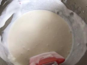 鲜奶油加入白糖拌匀至融合
