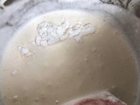 加入玉米淀粉，翻拌均匀