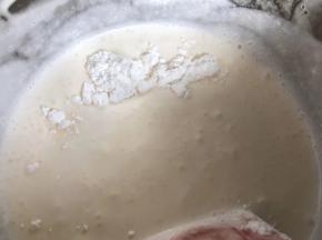 加入玉米淀粉，翻拌均匀