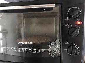 放入提前预热十分钟的烤箱底层，200度烤40分钟