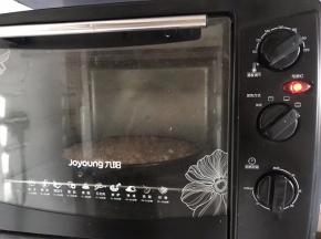 放入提前预热十分钟的烤箱底层，200度烤40分钟