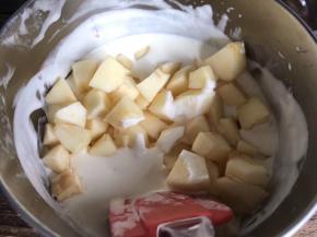 最后加入备好的苹果粒，翻拌均匀备用