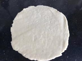 醒好的派皮面团取出，用擀面杖擀成薄面皮