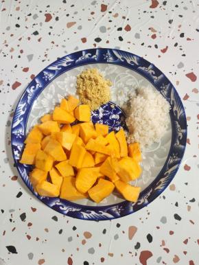 南瓜削皮，去瓤，清洗干净切成小块，大米和黄小米清洗干净备用！