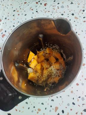 把处理好的食材放入豆浆机里！