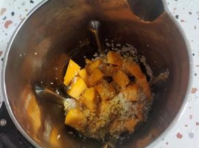 把处理好的食材放入豆浆机里！