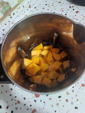 加入1000克水(豆浆机的最高刻度线！)