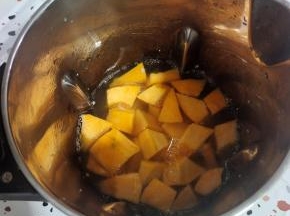 加入1000克水(豆浆机的最高刻度线！)