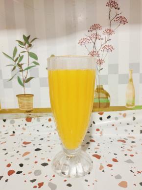 打好的玉米糊，根据自己的喜好加入适量开水搅拌均匀，或者加入一瓶纯牛奶进去，有一股奶香味，或者喜欢浓稠的口感，直接喝都很好喝哦！