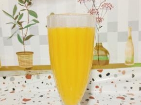 打好的玉米糊，根据自己的喜好加入适量开水搅拌均匀，或者加入一瓶纯牛奶进去，有一股奶香味，或者喜欢浓稠的口感，直接喝都很好喝哦！