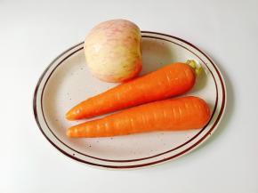 准备好胡萝卜，苹果。