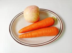 准备好胡萝卜，苹果。