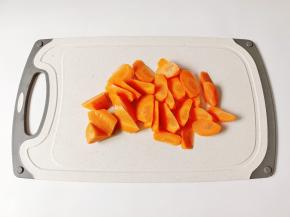 胡萝卜削皮，切成小块。