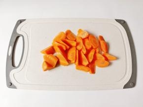 胡萝卜削皮，切成小块。