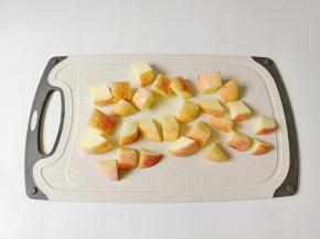 苹果清洗干净后切成小块。