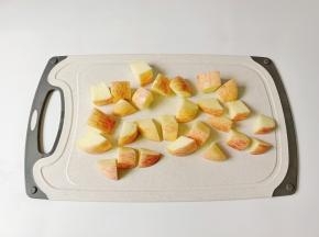 苹果清洗干净后切成小块。