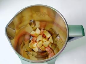 把苹果放入九阳破壁豆浆机里。