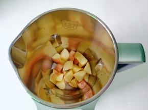 把苹果放入九阳破壁豆浆机里。