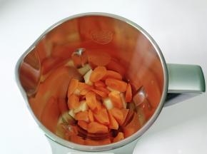 放入胡萝卜块。
