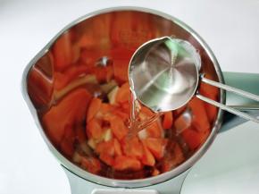 加入800克纯净水。