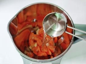 加入800克纯净水。