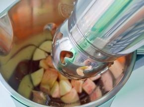 放入豆浆机劲磨器。