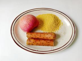 准备好山药，小米，苹果。