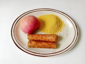 准备好山药，小米，苹果。