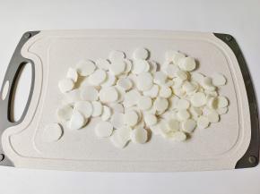 带上手套，把山药皮削去，再切成小薄片。