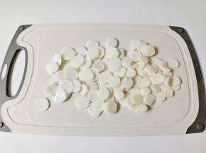 带上手套，把山药皮削去，再切成小薄片。