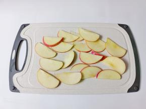 苹果切成薄片。