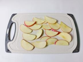 苹果切成薄片。