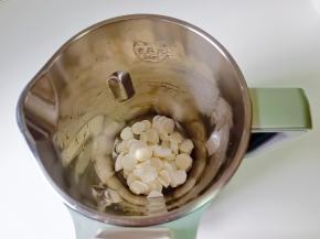 把山药片放到九阳破壁豆浆机里。