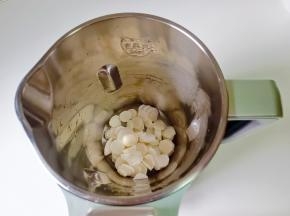 把山药片放到九阳破壁豆浆机里。