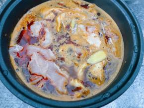 把腌制好的鸡胸肉片，一片片分开放入锅里，刚刚下锅先不要翻动，等定型以后再轻轻翻动煮熟