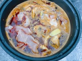 把腌制好的鸡胸肉片，一片片分开放入锅里，刚刚下锅先不要翻动，等定型以后再轻轻翻动煮熟