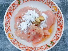 鸡胸肉片里加入盐，小苏打，料酒，姜片，白胡椒粉抓匀腌制10分钟