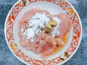 鸡胸肉片里加入盐，小苏打，料酒，姜片，白胡椒粉抓匀腌制10分钟