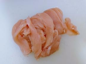 鸡胸肉切成大薄片